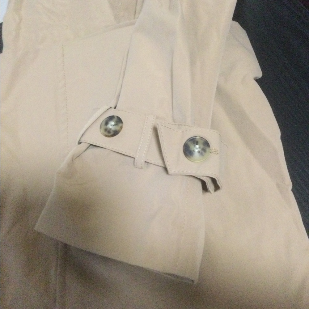 ❤️Classic Tan Trench Coat❤️ - Picture 5 of 9